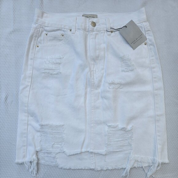 New with tag, White distressed denim skirt - Picture 1 of 4